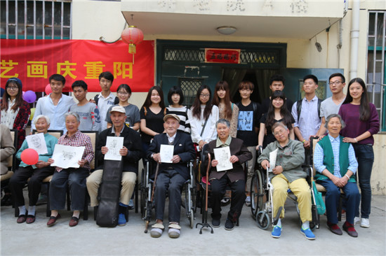 老人们展示收到的速写画  胥晟摄